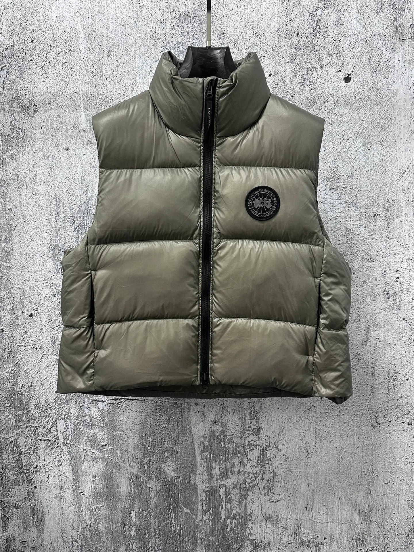 P560 [Canada Goose] Big Goose🦢Puff Down Vest has always been recognized as the warmest down jacket. Various Instagram celebrities, Internet celebrities, and celebrities often wear it for street photos. I make Canada Goose every year, but I still can't get rid of my love for it. No matter how cold the days are, there is no need to be afraid, because there is! Filled with 90% white duck down, it is the legendary warmest down jacket and is known as a must-have for Arctic outdoor sports! The most popular down jacket in the world, celebrities are rushing to buy it, it is a must-have! Size: XS-XL